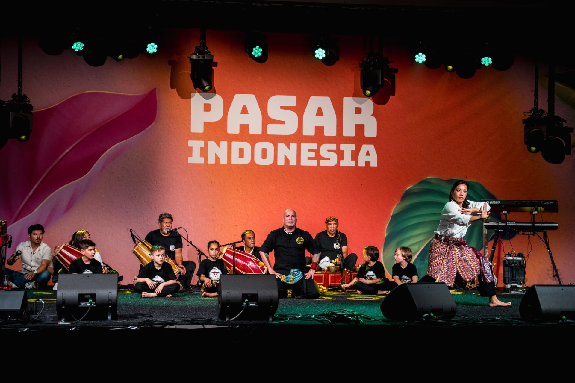 Podium van Pasar Indonesia tijdens een live optreden met muzikanten en danseres.